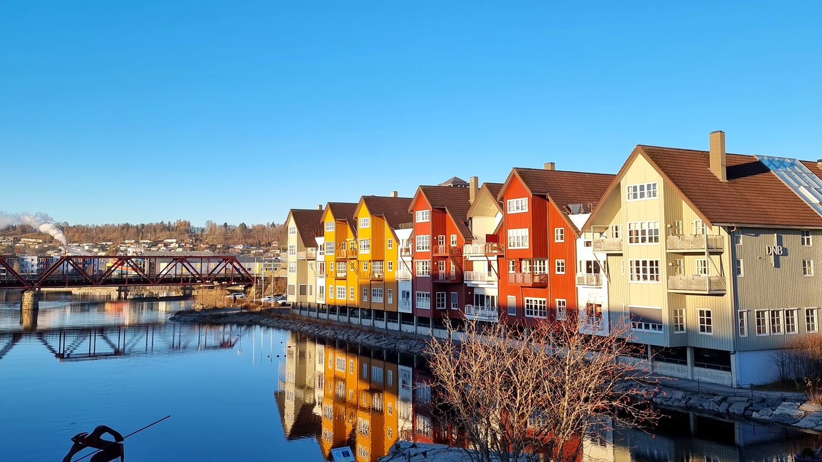Steinkjer brygge med fargerike bygg ved elva
